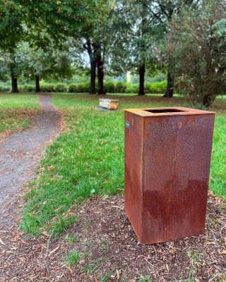Instalace #corten odpadkových košů a informační cedule v parku u bývalého hřbitova v Brno Maloměřice a Obřany